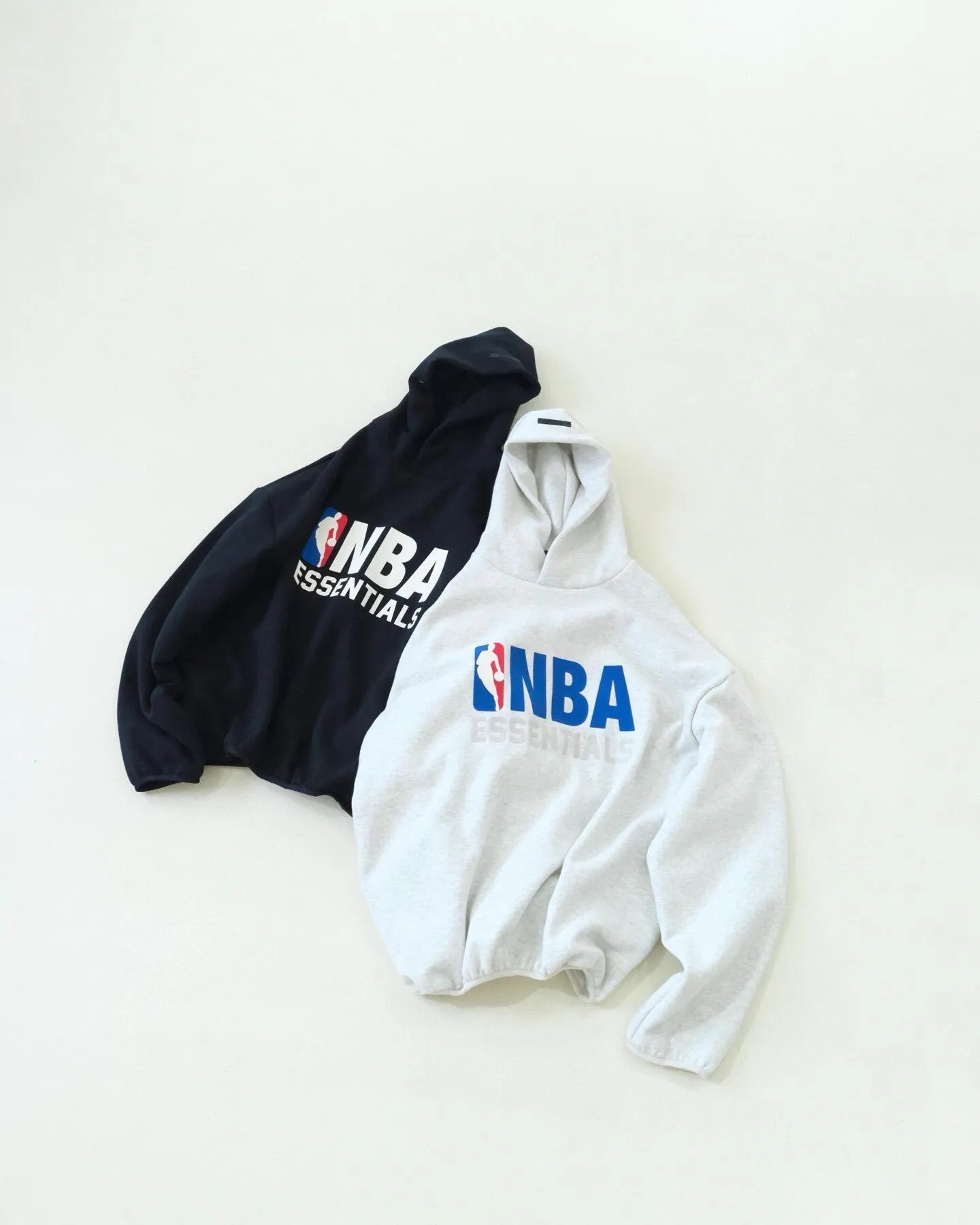 (Pants) ESSENTIALS co-branded NBA All-Star velvet straight-leg trousers for men and women. Same Style: If you are a person who pursues trends and loves basketball culture, then this FEAR OF GOD FOG multi-line ESSENTIALS co-branded NBA All-Star velvet straight-leg trousers is definitely your best choice. It is not only a pair of pants, but also an attitude, an expression of love for basketball, and a pursuit of trendy life. The shape of these trousers is unparalleled. The straight cut is neat and elegant. It doesn't matter your figure. No matter you are tall, slender or strong and stylish, you can easily control it. Put it on, and you will instantly have straight and long legs, and an aura of 2.8 meters. From the streets of bustling cities to the hormonal sidelines of basketball courts, it is a fashionable tool for you to express your personality. In the choice of fabrics, the brand's consistent high quality is continued. The design with velvet lining can protect you from the cold wind in spring and autumn. It seems to have a warm barrier that isolates the cold from the outside, allowing you to enjoy the trend while keeping your body warm and comfortable. The outer material is crisp and stylish, not easily deformed, and can still maintain good texture after repeated wear and washing. It is a trendy item that can withstand the test of time. Meteorite black, light fog gray: S M L